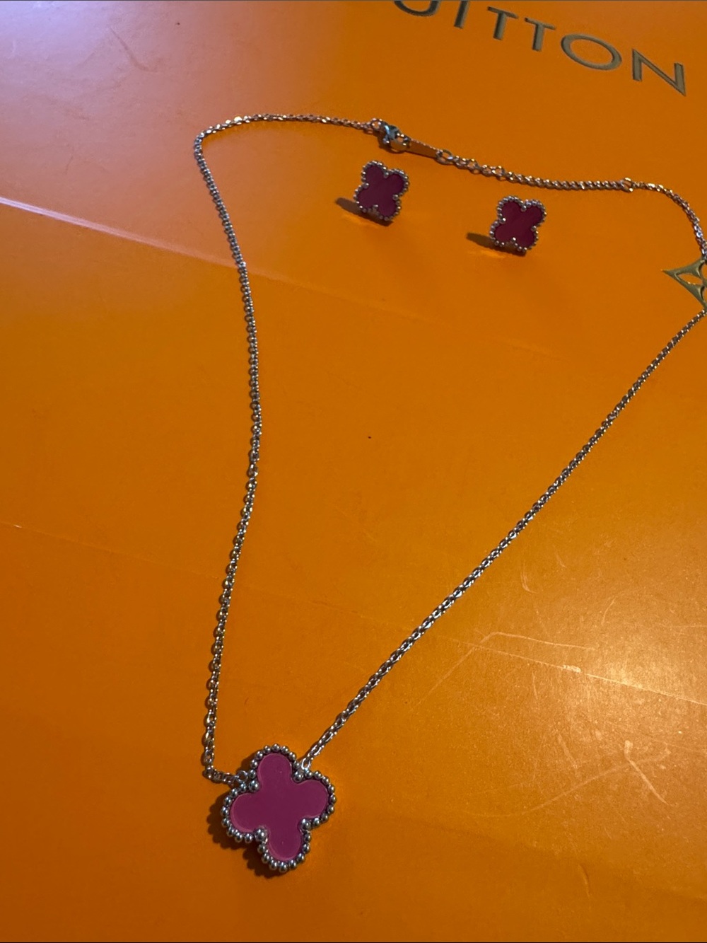 Source Unknown Pink Clover Pendant Necklace with Matching Studs